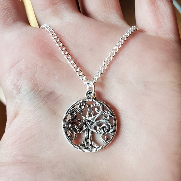 NWOT Silver Celtic Tree of Life Circle Necklace - Picture 7 of 8